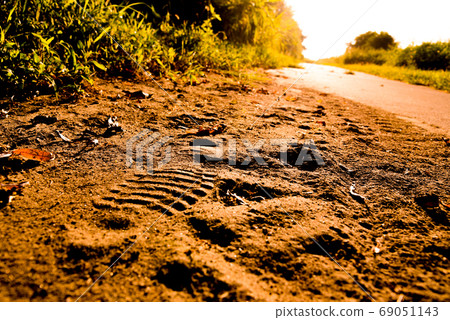 Footprints left on the ground 69051143