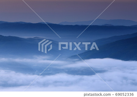 Mountain ranges and sea of clouds Mountain ranges and sea of clouds 69052336