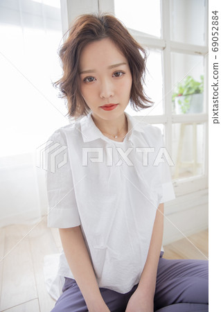 Medium curly hair Bob style woman 69052884
