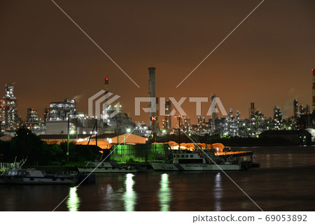 神奈川縣川崎市京濱工業區的工廠夜景 神奈川縣川崎市京濱工業區的工廠夜景 69053892