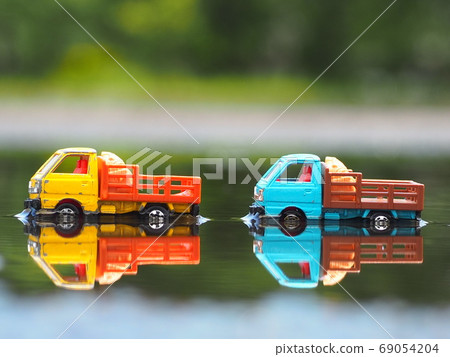 景觀與微型汽車卡車與反射 69054204
