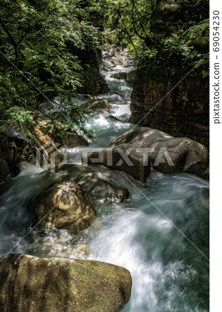 夏季山間溪流 69054230