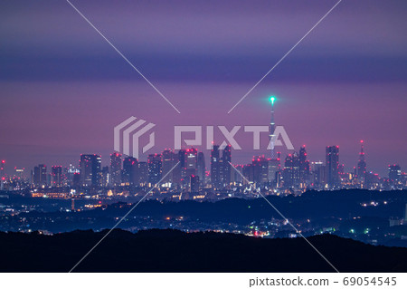 《東京》東京城市夜景,天空樹和新宿子中心 《東京》東京城市夜景,天空樹和新宿子中心 69054545