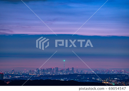 《東京》東京城市夜景,天空樹和新宿子中心 《東京》東京城市夜景,天空樹和新宿子中心 69054547