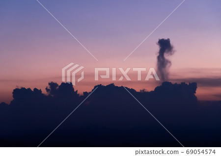 在晚夏a-5紫色日落時分在西方天空中上升的積雨雲的輪廓 69054574