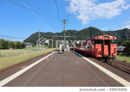 火車在夏日的天空下到達車站 火車在夏日的天空下到達車站 69054808