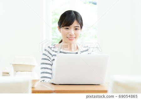 Woman in the food and drink industry preparing to take out 69054865