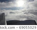 客運飛機穿過雲層 69055029