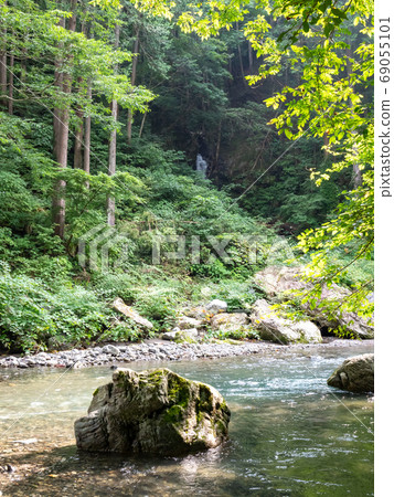 秋川谷瀑布和清澈的北木川川和不動的瀑布遙遠的景色 69055101