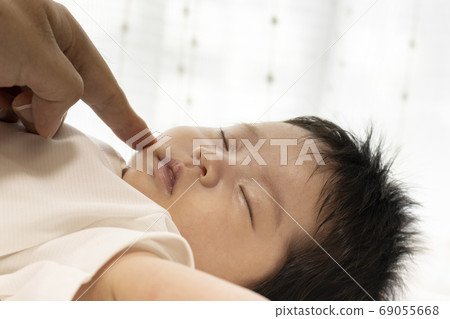 啄熟睡的嬰兒的臉頰 啄熟睡的嬰兒的臉頰 69055668