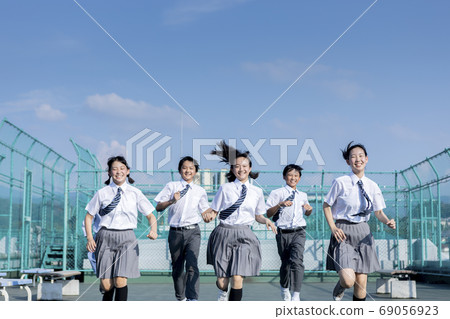 屋頂初中學生 69056923