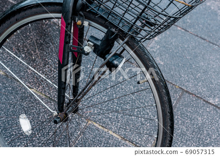 自行車的前輪停在鵝卵石上 69057315