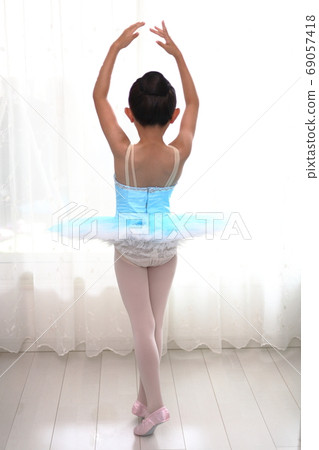 Back of ballet girl 69057418