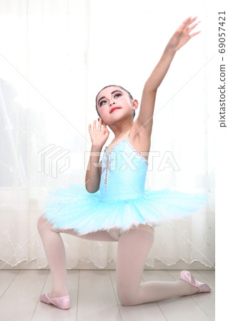 A girl deciding a pose 69057421