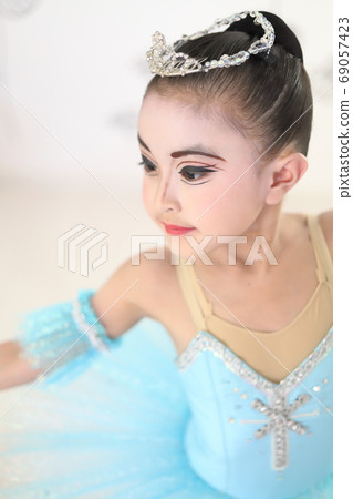 Girl crazy about ballet Girl crazy about ballet 69057423