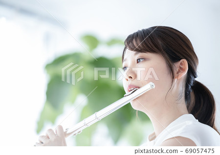 吹長笛的一位小姐 69057475