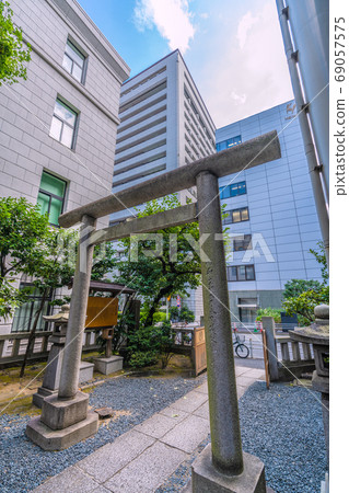 東京都東京城市景觀附近的Kabuto神社（位於屏幕內）。證券世界中的保護之神和商業之神 69057575