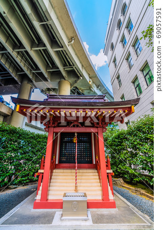 在東京都市風景附近的Kabuto寺廟在日本。證券世界中的保護之神和商業之神 69057591