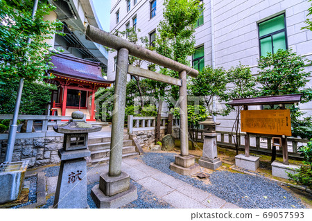 在東京都市風景附近的Kabuto寺廟在日本。證券世界中的保護之神和商業之神 69057593