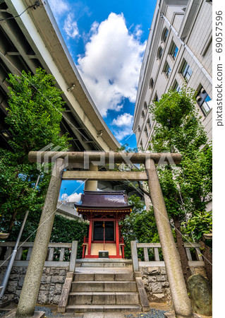 在東京都市風景附近的Kabuto寺廟在日本。證券世界中的保護之神和商業之神 69057596