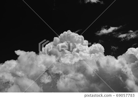 在夏季的白天天空中產生的大型積雨雲 在夏季的白天天空中產生的大型積雨雲 69057783