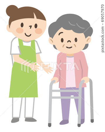 使用助行器和一名年輕女性保姆的資深婦女側身幫助 69057970