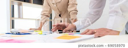 business people planning startup project placing business people planning startup project placing 69058970