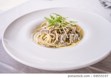 Spaghetti with sardines and mizuna Spaghetti with sardines and mizuna 69059197