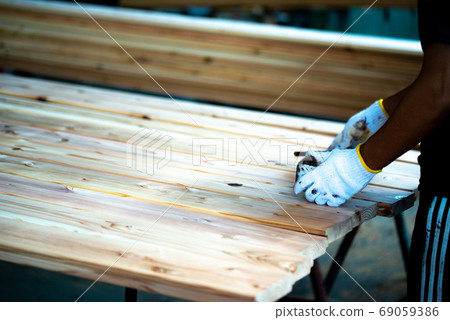 Work scene of a sawmill with putty embedded in siding 69059386