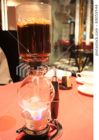 Siphon coffee brewing in the restaurant after eating Siphon coffee brewing in the restaurant after eating 69059544