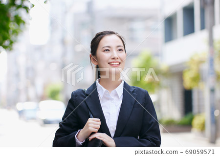 站立在辦公區的年輕女商人 站立在辦公區的年輕女商人 69059571