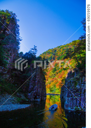 Autumn view of Sandankyo, a special scenic spot in the country Autumn view of Sandankyo, a special scenic spot in the country 69059976
