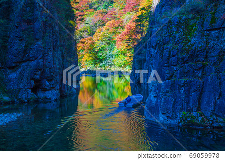 Autumn view of Sandankyo, a special scenic spot in the country Autumn view of Sandankyo, a special scenic spot in the country 69059978