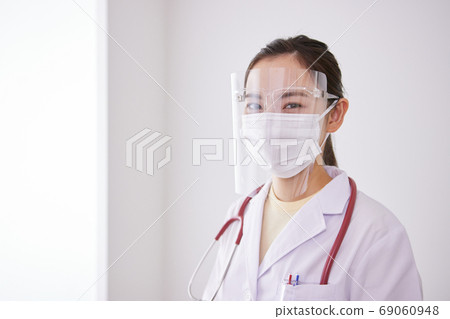 戴著面具和麵罩的年輕女醫生 69060948
