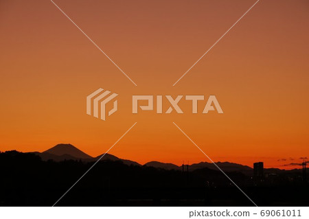 Mt. Fuji and the mountains in the evening glow Mt. Fuji and the mountains in the evening glow 69061011