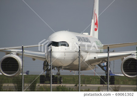 在羽田機場停機坪等候的客機 在羽田機場停機坪等候的客機 69061302