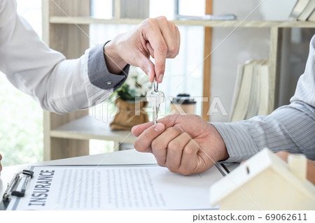Real estate agent are presenting home loan and Real estate agent are presenting home loan and 69062611