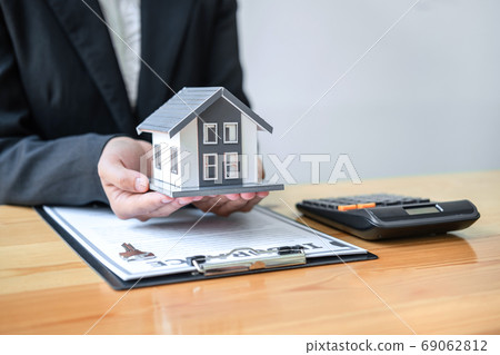 Real estate agent working sign agreement document Real estate agent working sign agreement document 69062812
