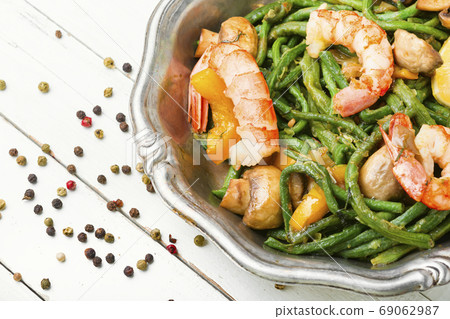 Shrimp with asparagus beans 69062987