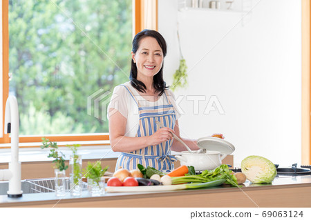 Senior woman, kitchen 69063124