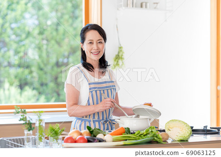 Senior woman, kitchen 69063125