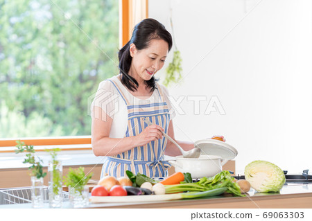 Senior woman, kitchen 69063303