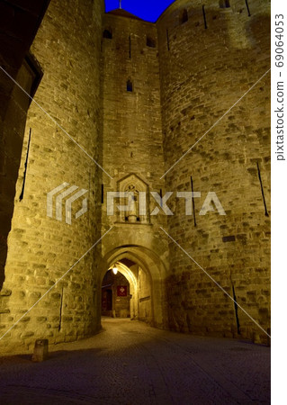 Big gate of Carcassonne Castle at night 69064053