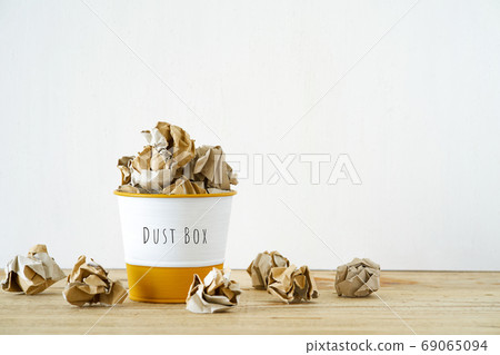 Dust box full of waste paper_1 69065094