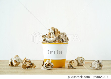 Dust box full of waste paper_2 69065095
