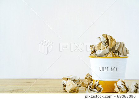 裝滿廢紙的集塵盒_3 69065096