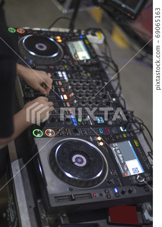 DJ mixing console 69065163