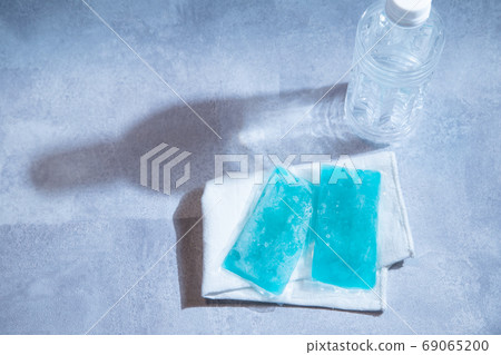 Two ice packs and ice packs that cool food and body. 69065200