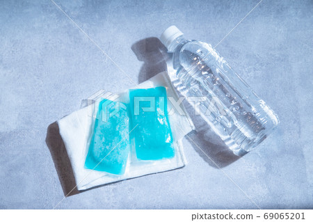 Two ice packs and ice packs that cool food and body. Two ice packs and ice packs that cool food and body. 69065201