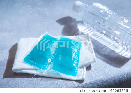 Two ice packs and ice packs that cool food and body. Two ice packs and ice packs that cool food and body. 69065206